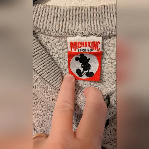 Vintage Walt Disney World Men's Gray Sweater with Embroidered Detail - Picture 5 of 6